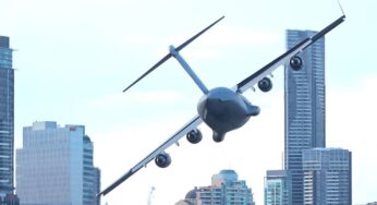 El impactante vuelo de un avión de carga entre rascacielos