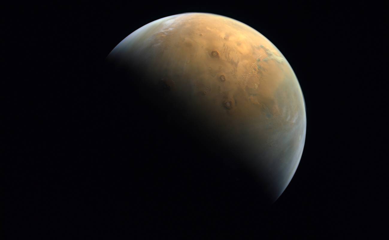 Primera imagen de Marte enviada por la sonda arabe Hope