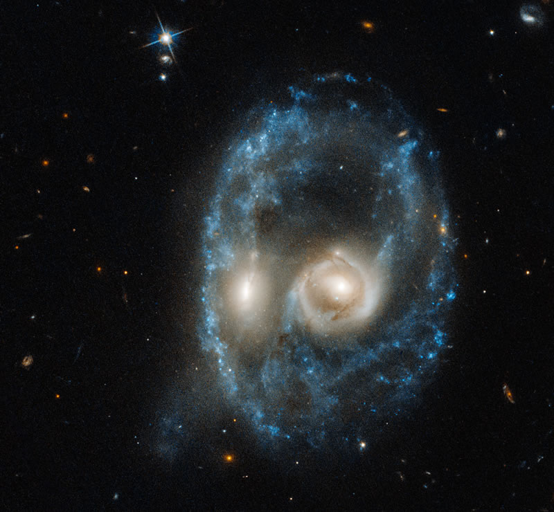 El choque de dos galaxias captadas por Hubble que parece un rostro siniestro