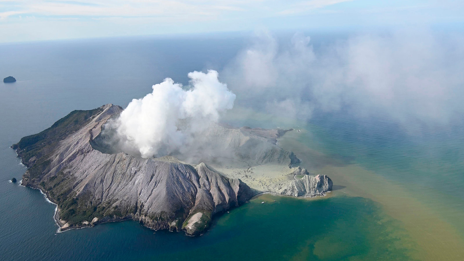 13 muertos y varios desaparecidos en la erupción del volcán de White Island