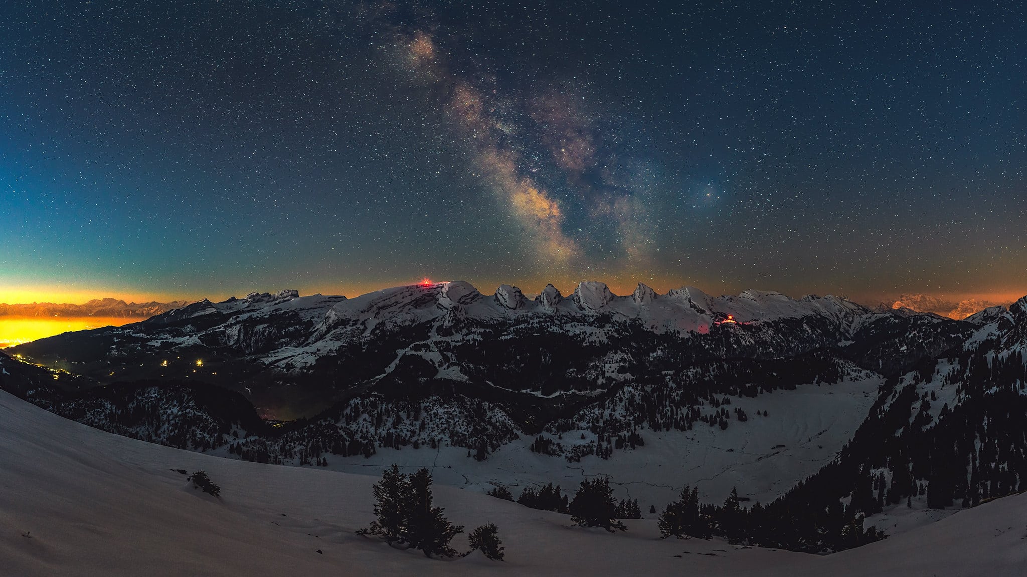 La Vía Láctea y el amanecer desde la Cordillera Churfirsten