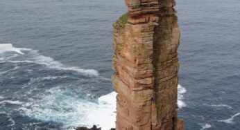 Un escalador ciego asciende Old Man of Hoy, una roca de 137 metros de altura en Escocia