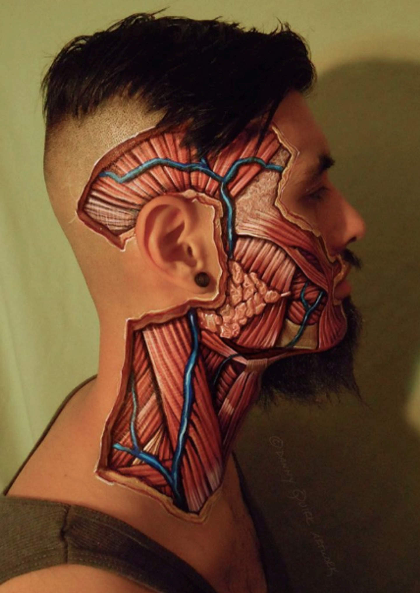 El artista que enseña anatomía sobre el cuerpo humano