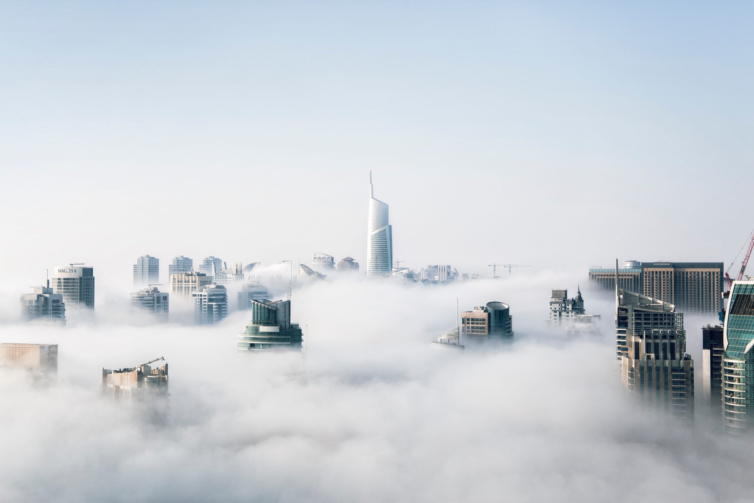 Dubái emergiendo entre las nubes