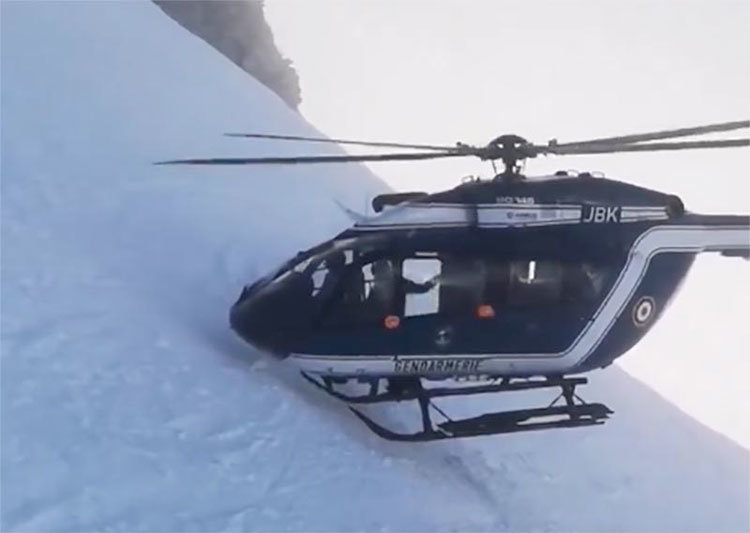 Así son los arriesgados rescates en montaña con helicópteros