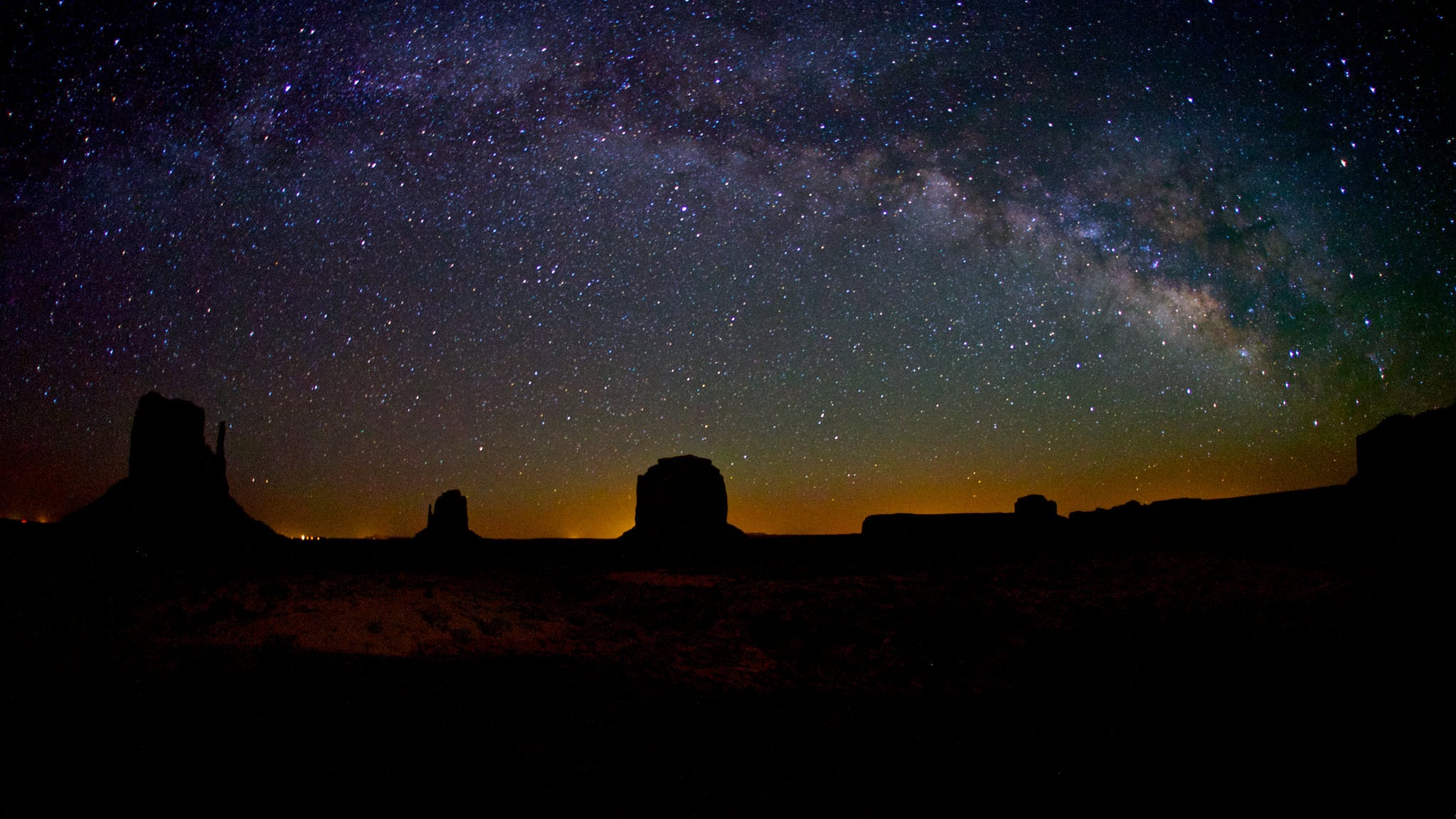 La Vía Láctea sobre Monument Valley, Utah