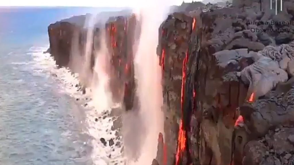 Cascadas invertidas en Hawai, cuando la lava llega al mar