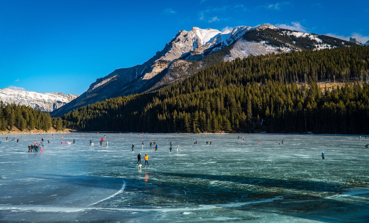 El inmenso placer de patinar sobre un lago helado