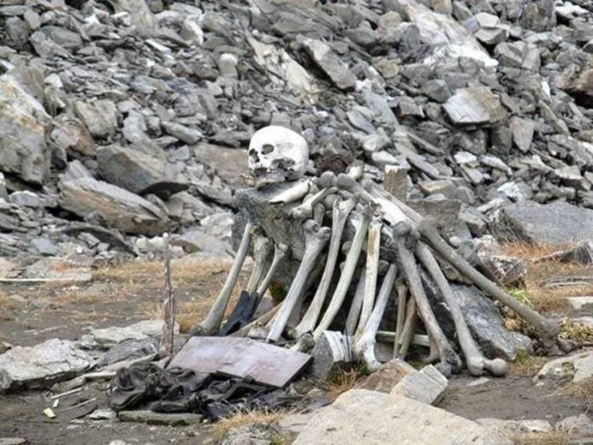 Esqueletos en el Himalaya: el misterio del lago con cientos de huesos humanos