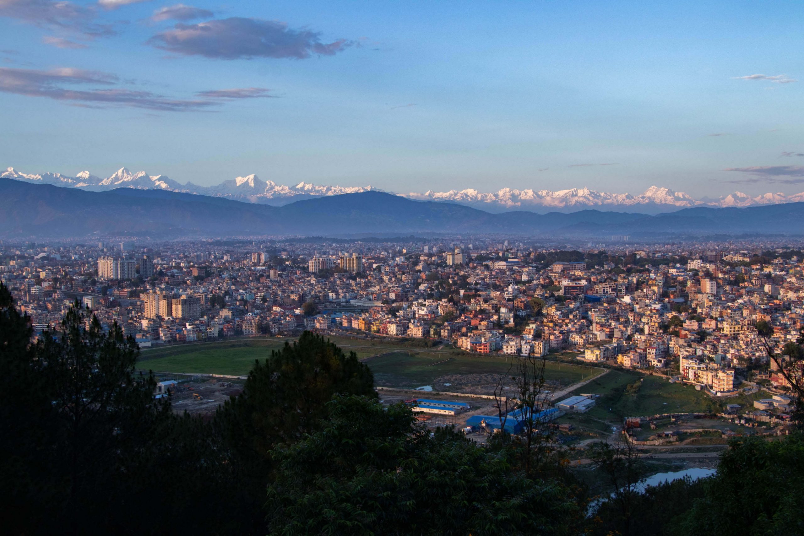 El aire sigue mejorando gracias a la cuarentena. Por primera vez en años se puede ver el Everest desde Katmandú