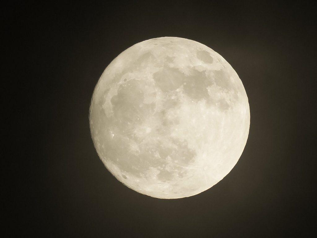 Ida y vuelta a la Luna llena. El vídeo esta tomado con una Nikkon P900, aprovechando su zoom de 2000 mm No se ha aplicado ningún filtro, ni edición.