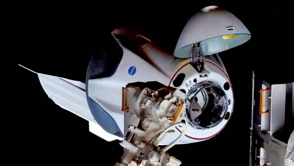 La nave Crew Dragon se acopla con exito a la estacion espacial internacional