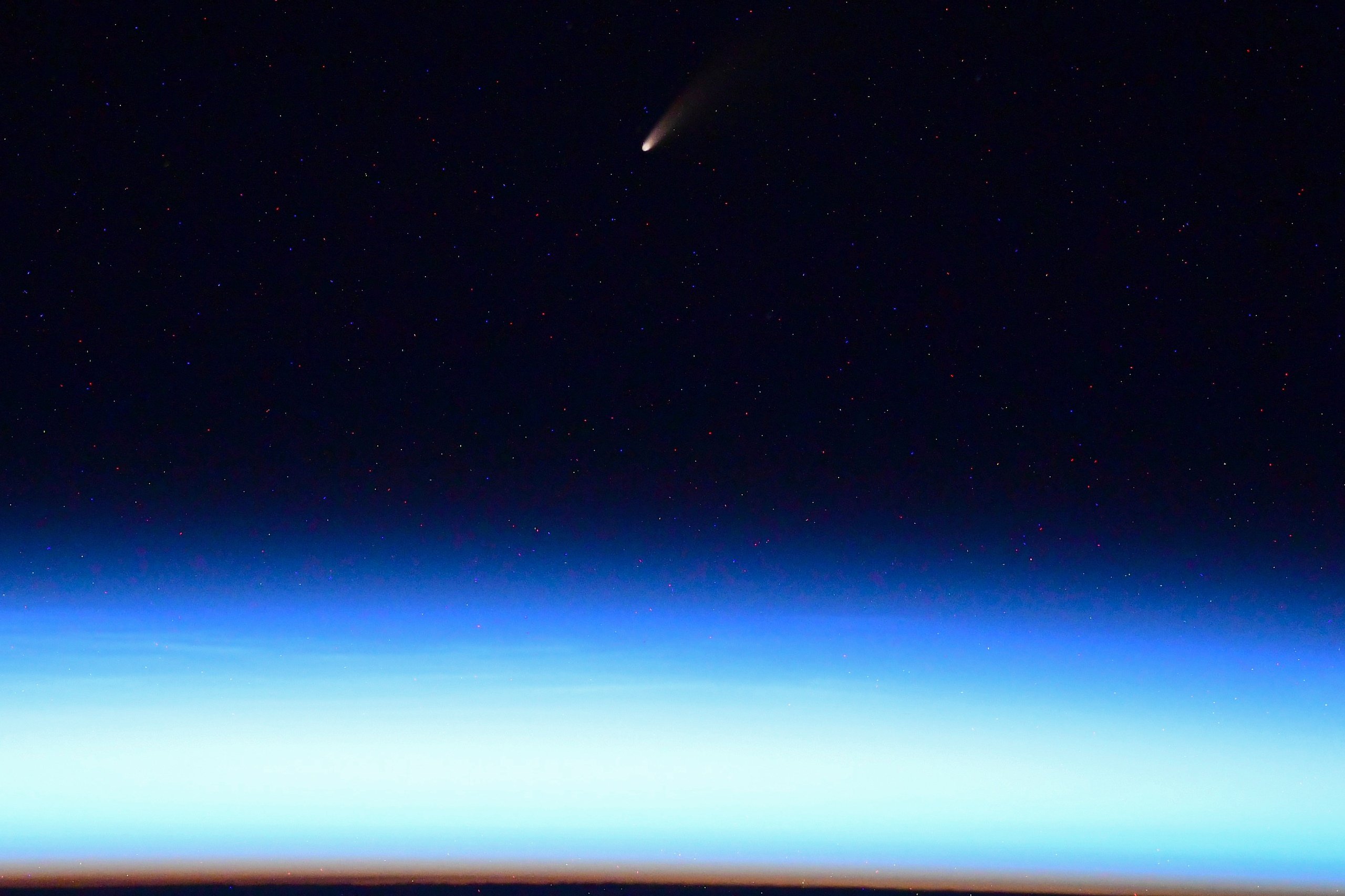 El cometa NEOWISE visto desde la ISS