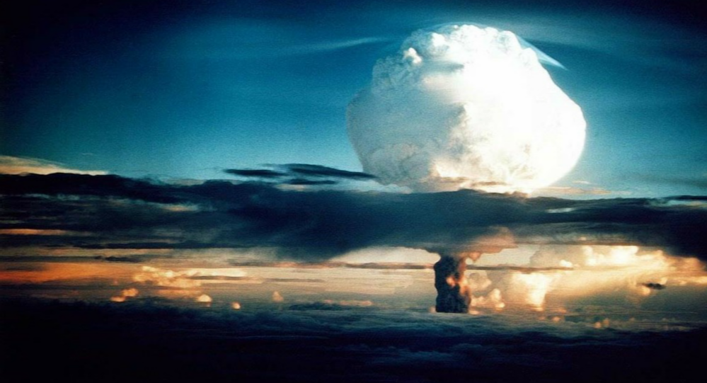 ¿Qué pasaría al explosionar una bomba nuclear en el espacio?