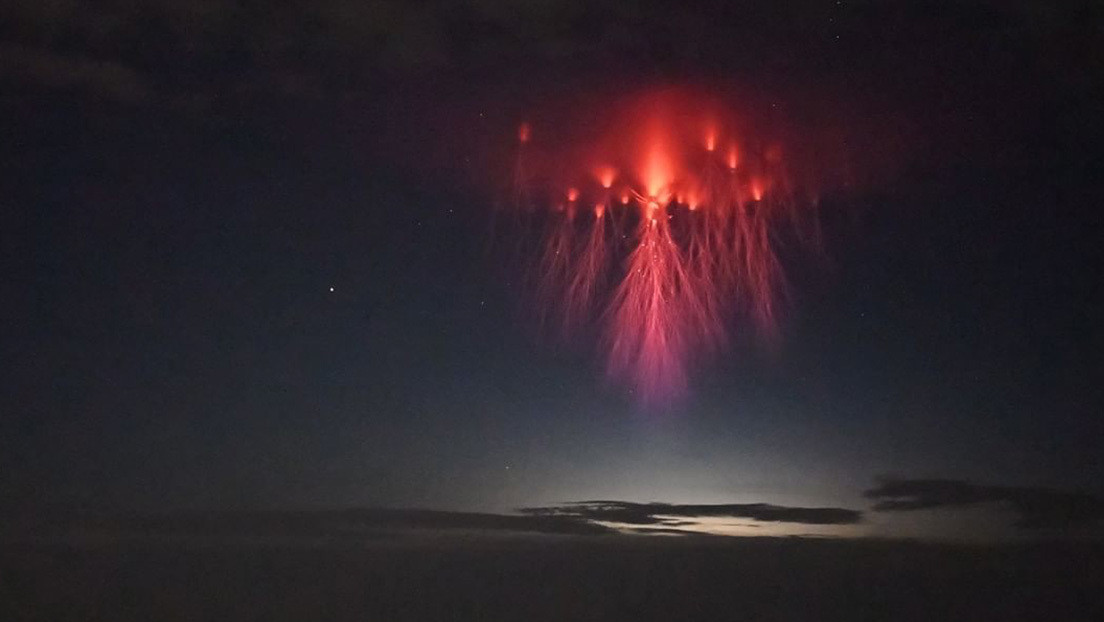 Capturan un impresionante espectro rojo en el cielo