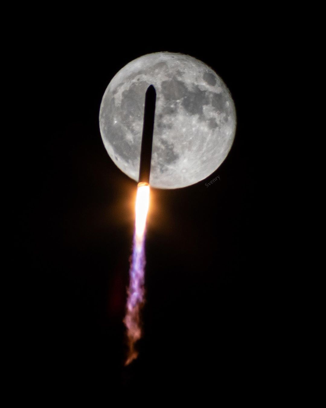 Impresionante: el cohete Antares y la Luna en la misma captura