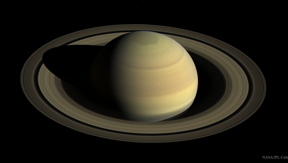 La máxima aproximación de la nave espacial Cassini sobre Saturno