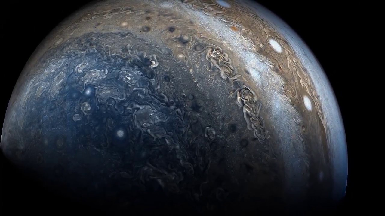 La nave espacial Juno vuela rasante sobre Júpiter