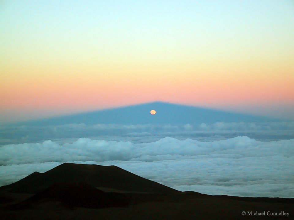 La salida de la luna atravesando la sombra del Mauna Kea