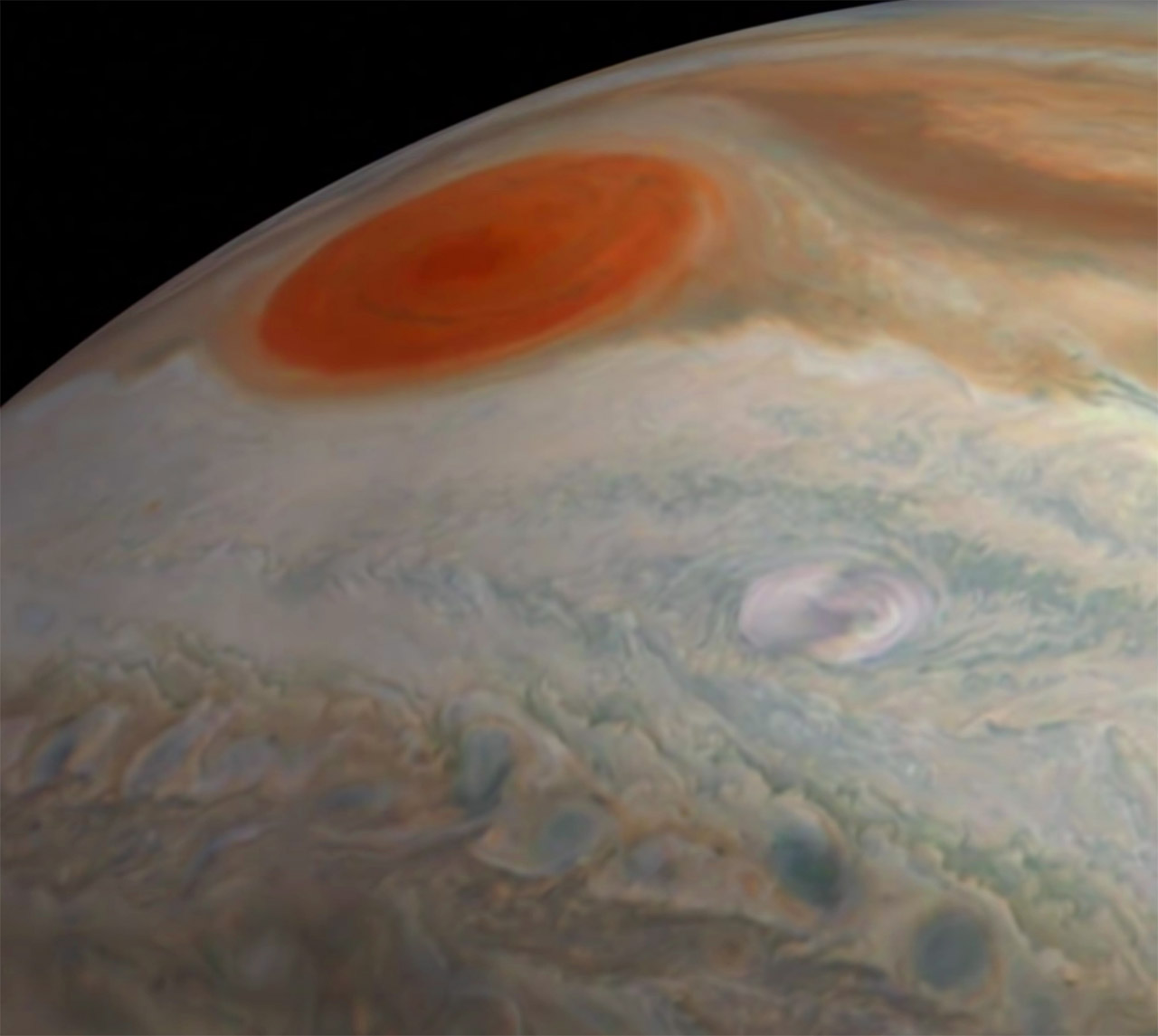 Las impresionantes imágenes del vuelo más cercano a Júpiter de la historia
