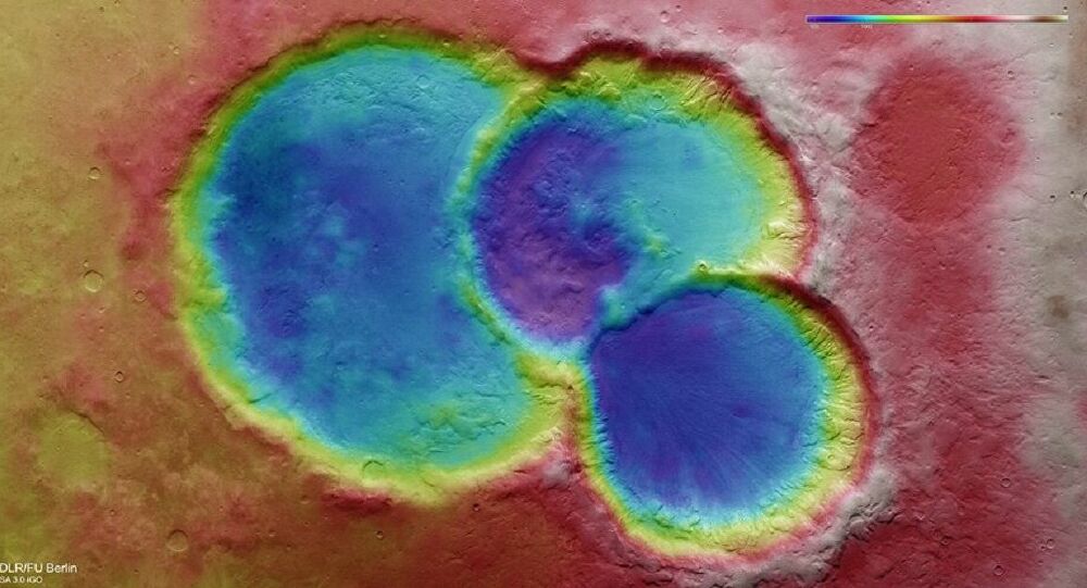 Descubren un misterioso triple cráter en Marte