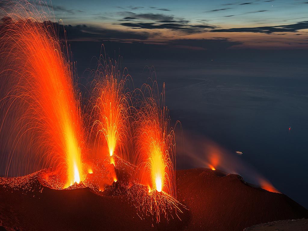 El volcán Stromboli registra una erupción de alta intensidad
