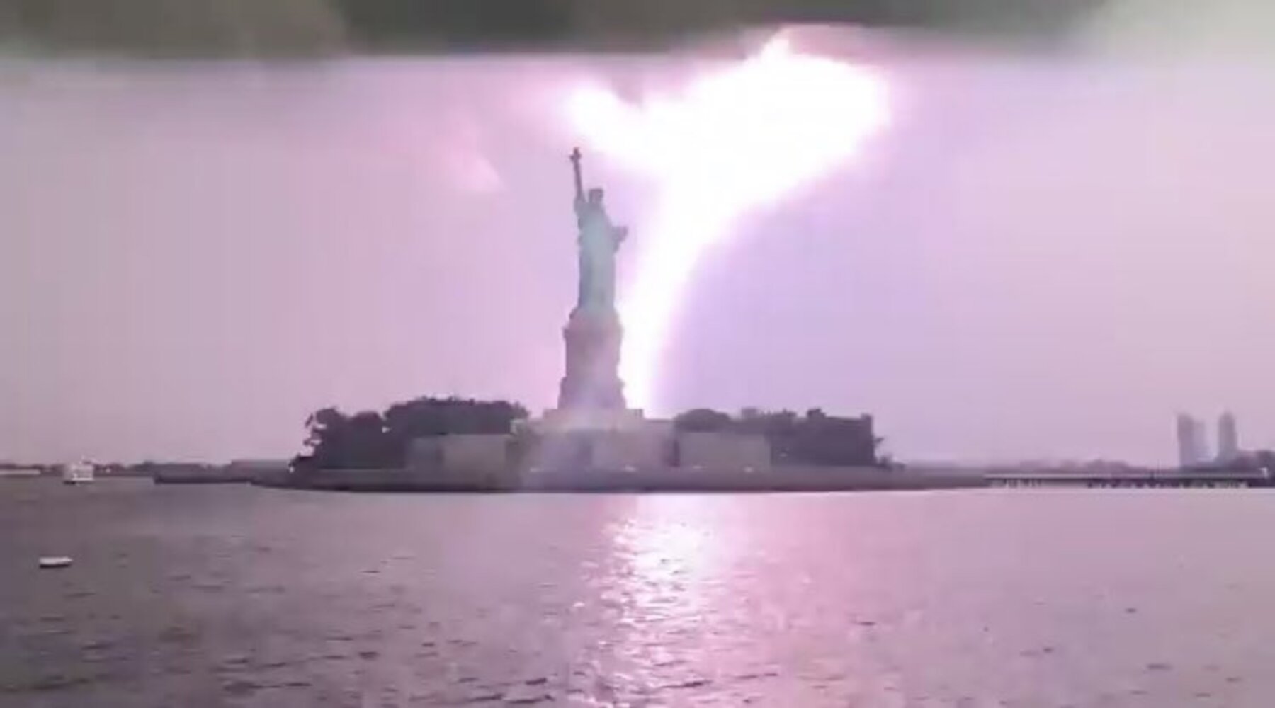 Captura el momento en que un rayo impacta varias veces sobre la Estatua de la Libertad
