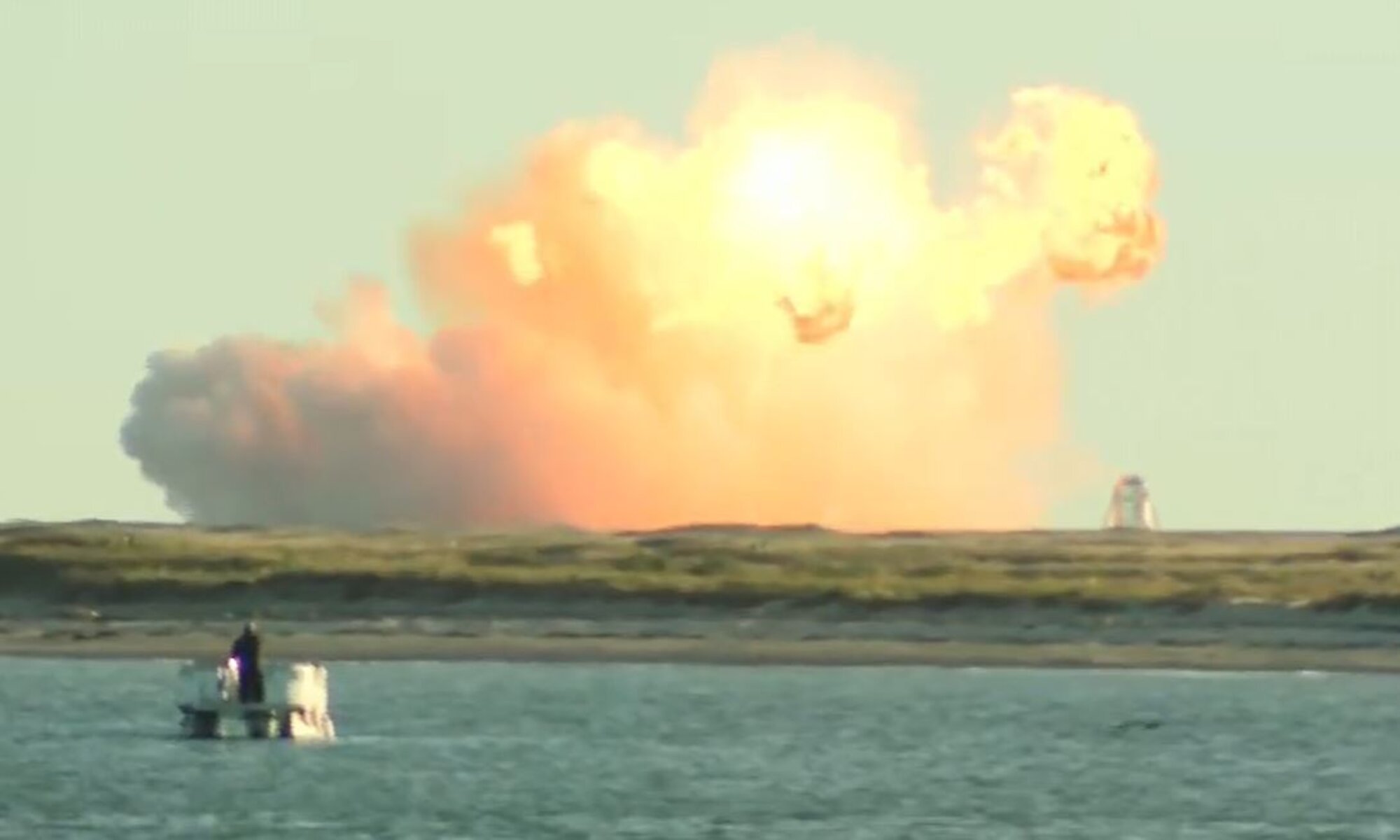 Impresionantes imágenes: Starship SN8 de SpaceX explota al aterrizar