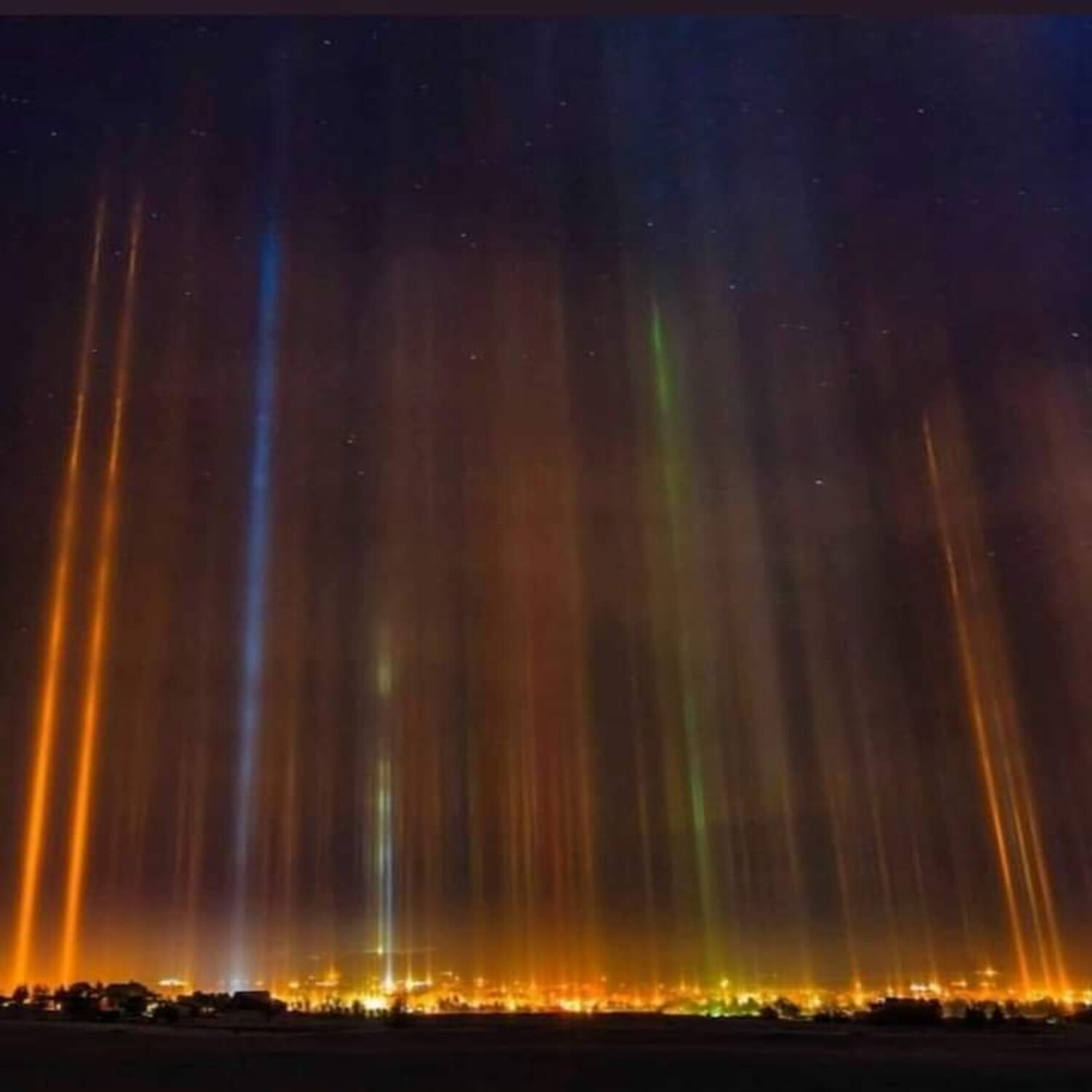 Impresionantes Pilares de luz iluminan el cielo nocturno de Siberia
