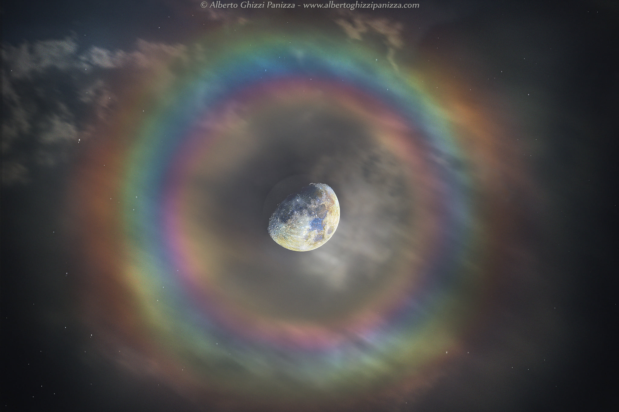 Fotografía la Luna con un espectacular halo de colores