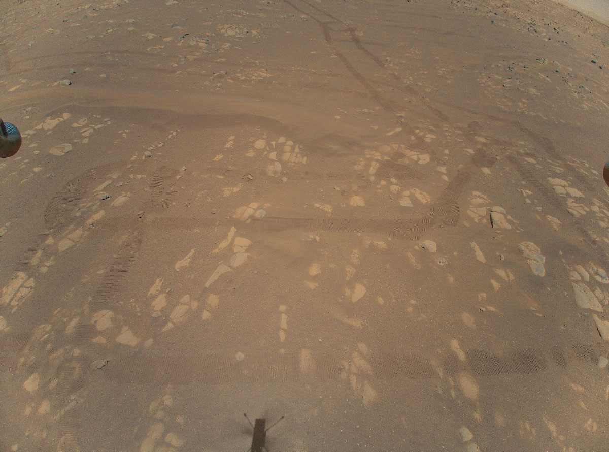 Ingenuity capturó su primera imagen a color volando sobre la superficie de Marte