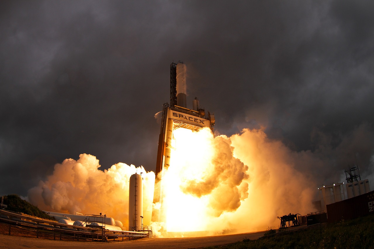 Space éXito: nuevo hito de la carrera espacial con la primera misión tripulada en un cohete reutilizado