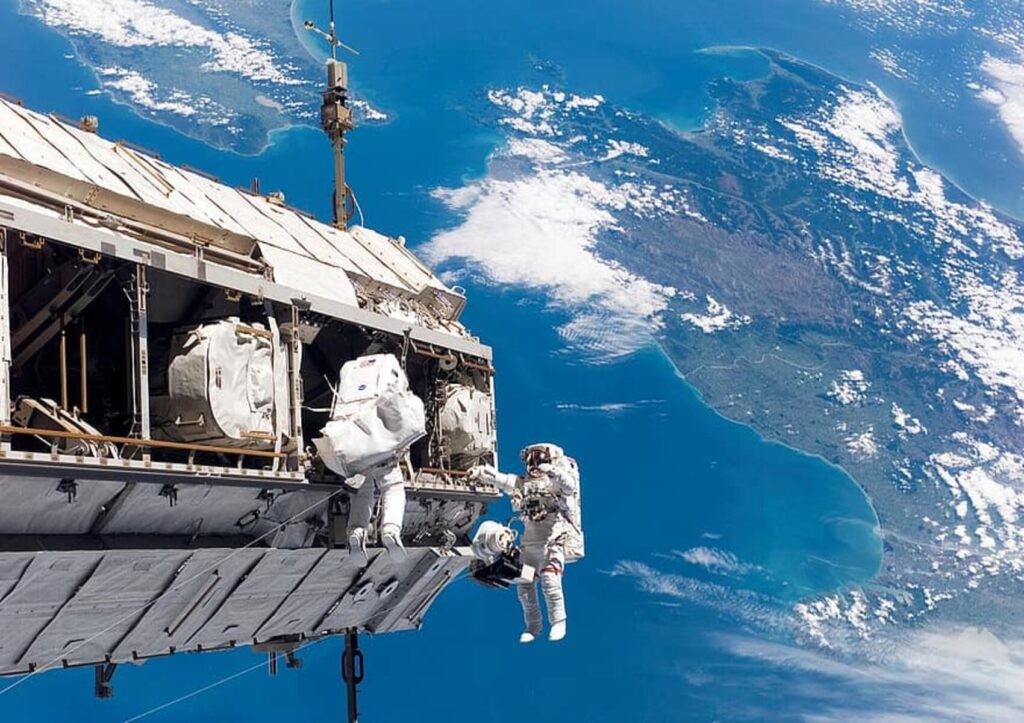 space walk astronaut nasa aerospace outer space earth globus iss international space station 1