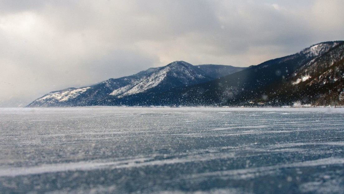 El lago Baikal ‘respirando’ bajo su superficie helada