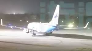 Vídeo: un huracán hace girar un avión estacionado en una pista en China