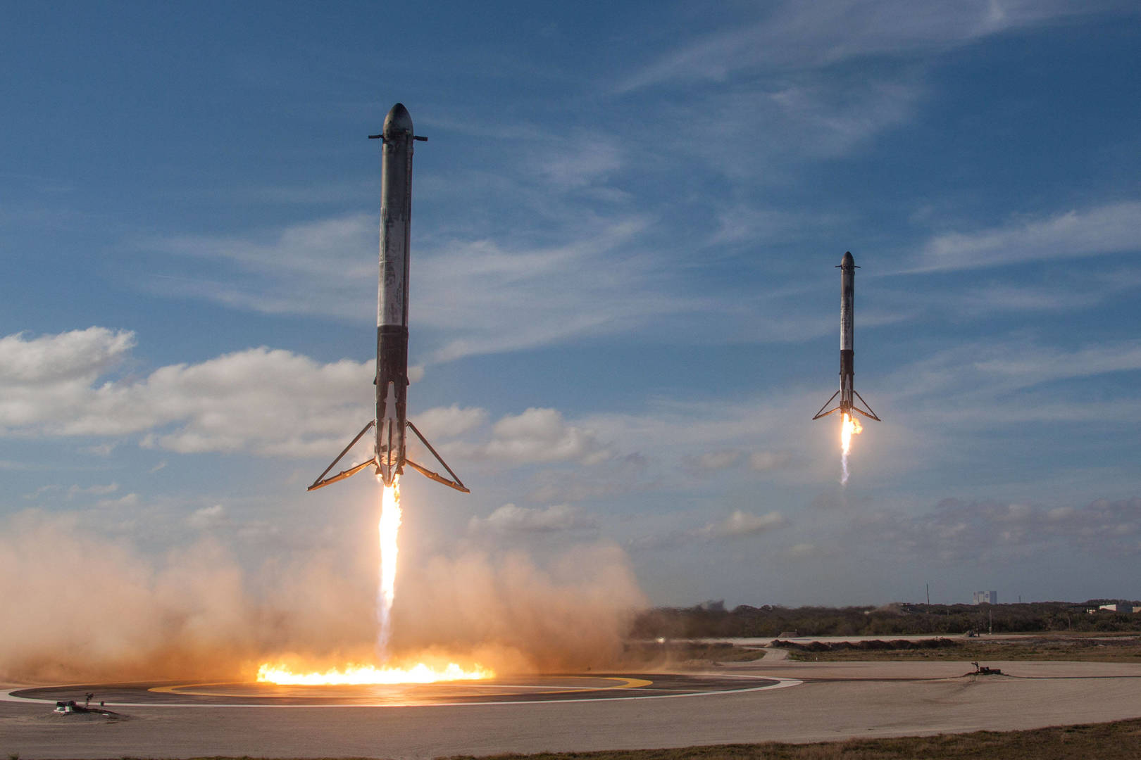 Drones grabaron el espectacular aterrizaje sincronizado de los propulsores del Falcon Heavy