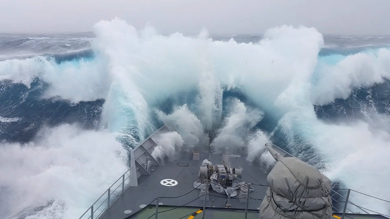 Las olas gigantes del Océano Antártico «engullen» un buque militar