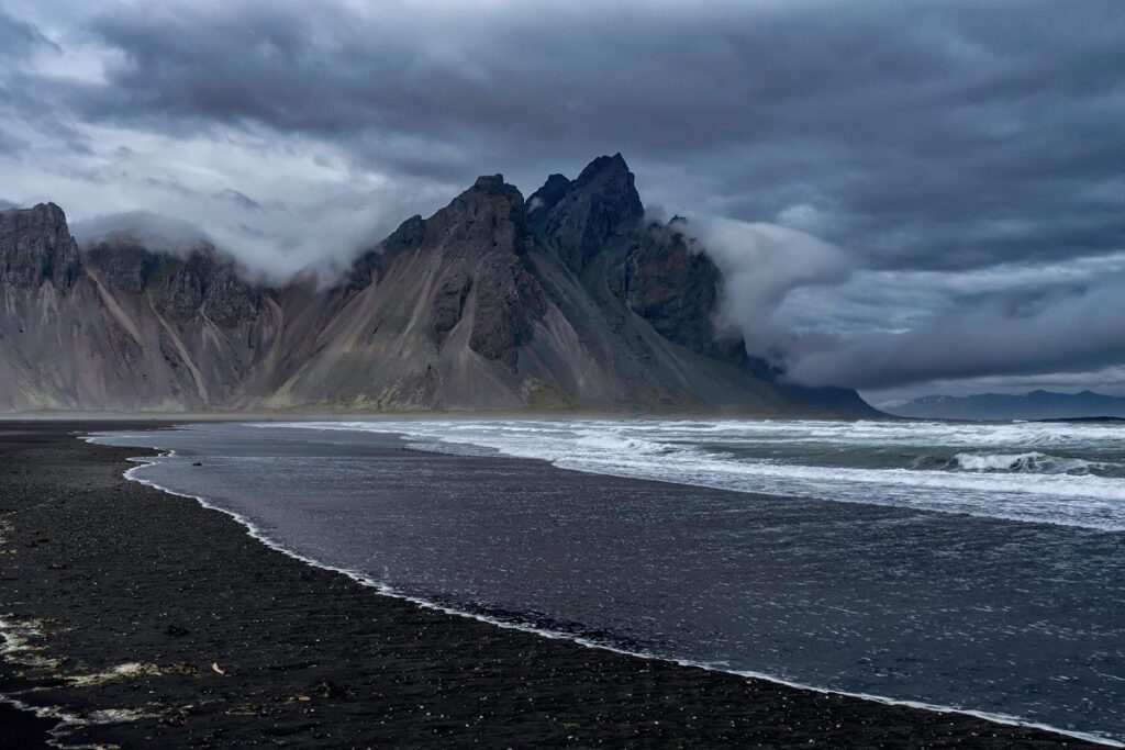 playa de arena volcanica negra y montana rodeada de nubes en islandia 55903 xl