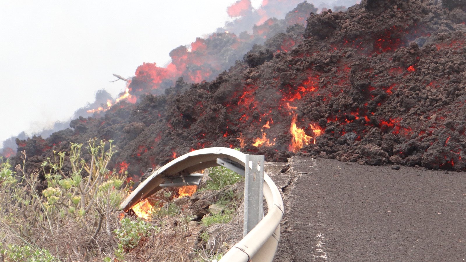 Erupción volcánica en España: varias bocas eruptivas expulsando lava en La Palma