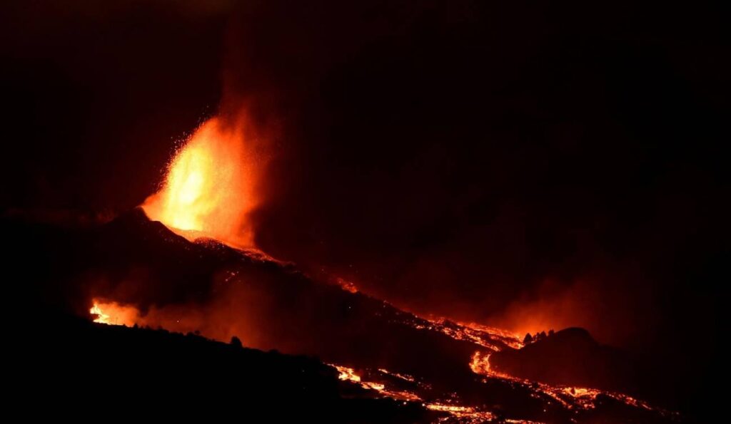 Emerge una nueva boca eruptiva cerca del pueblo de Tacande La Palma