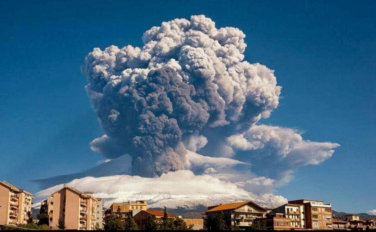 El volcán italiano Etna entra en erupción: expulsión de cenizas y lava