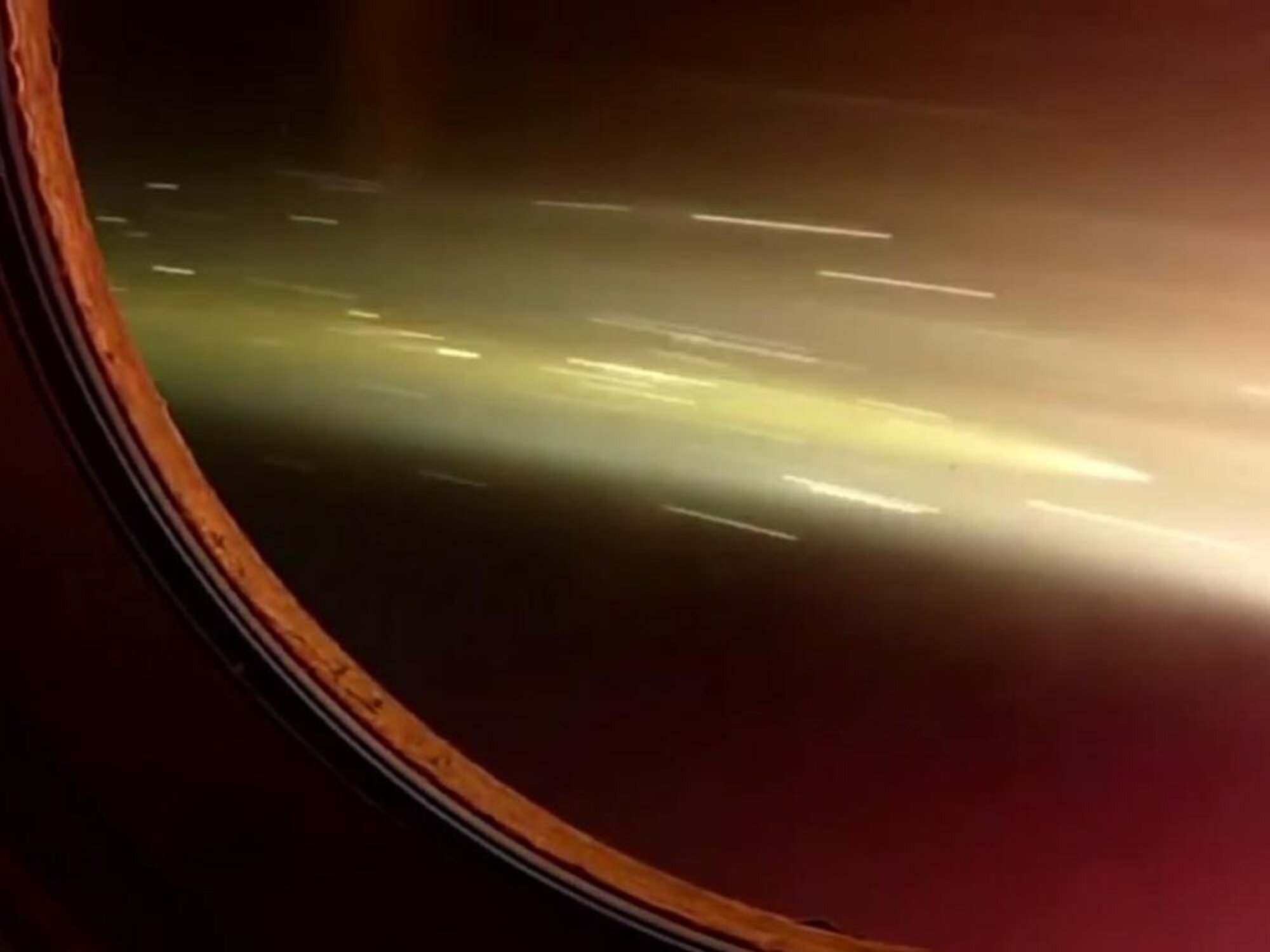Esto es lo que ven los astronautas por su ventana en la reentrada en la Tierra