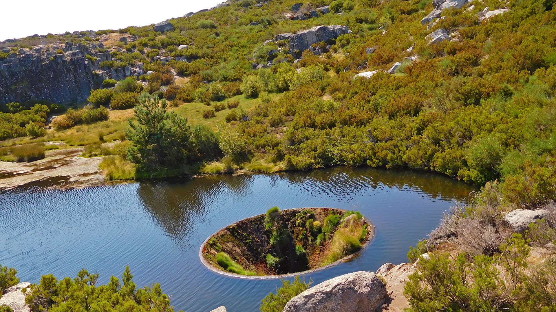 Covão dos Conchos: el enorme agujero en medio de un remoto lago de montaña