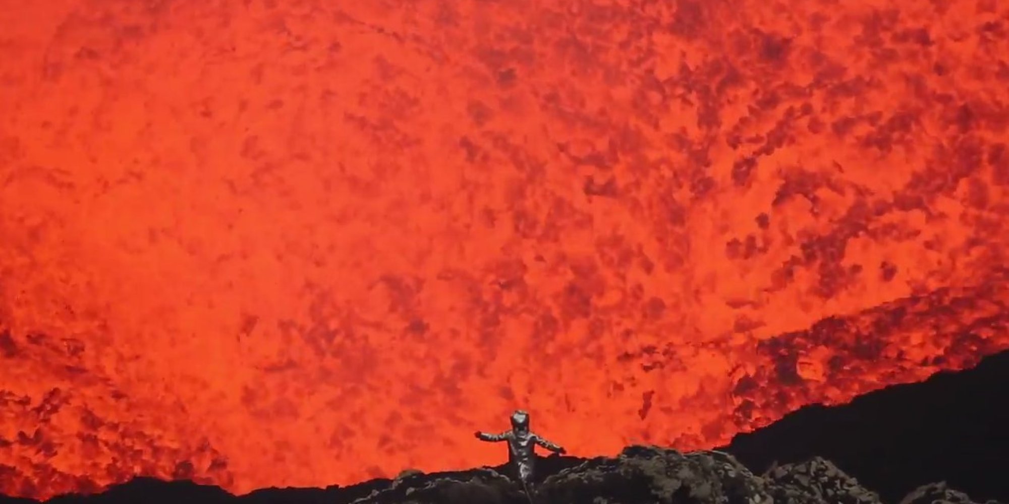 Graba impresionantes imágenes entrando al cráter de un volcán en erupción
