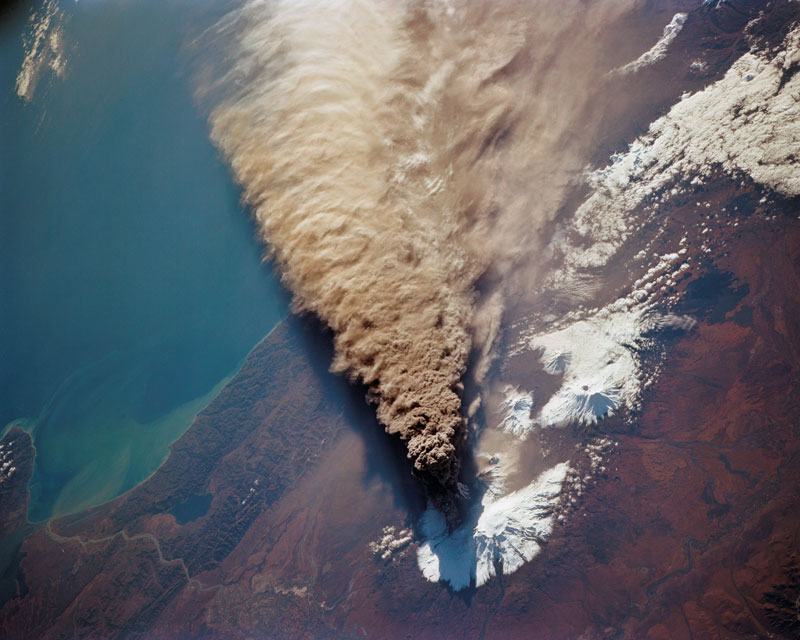 kliuchevskoi volcano from space shuttle endeavour 1994