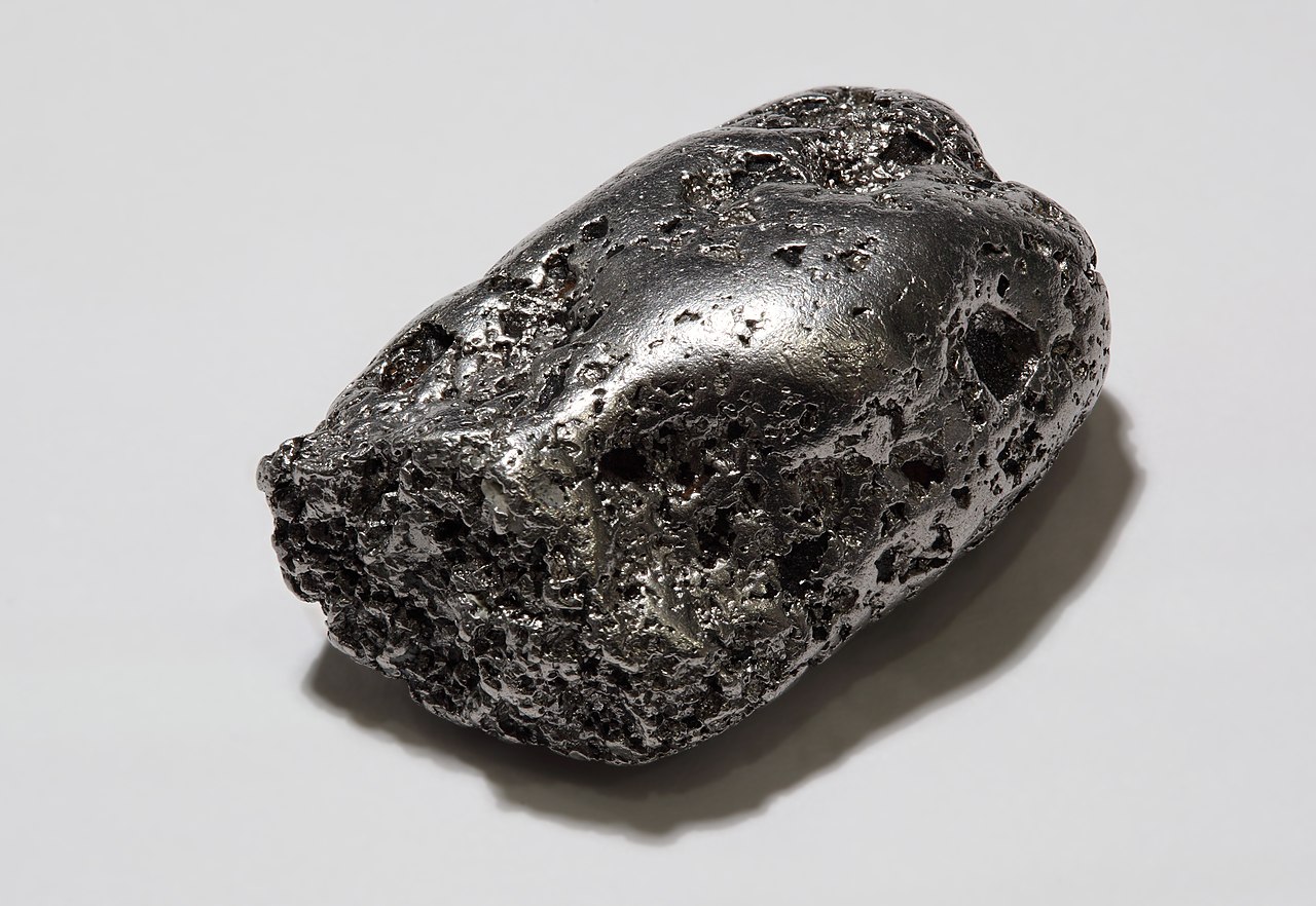 Un hermoso meteorito formado por cristales de hierro-níquel y olivino