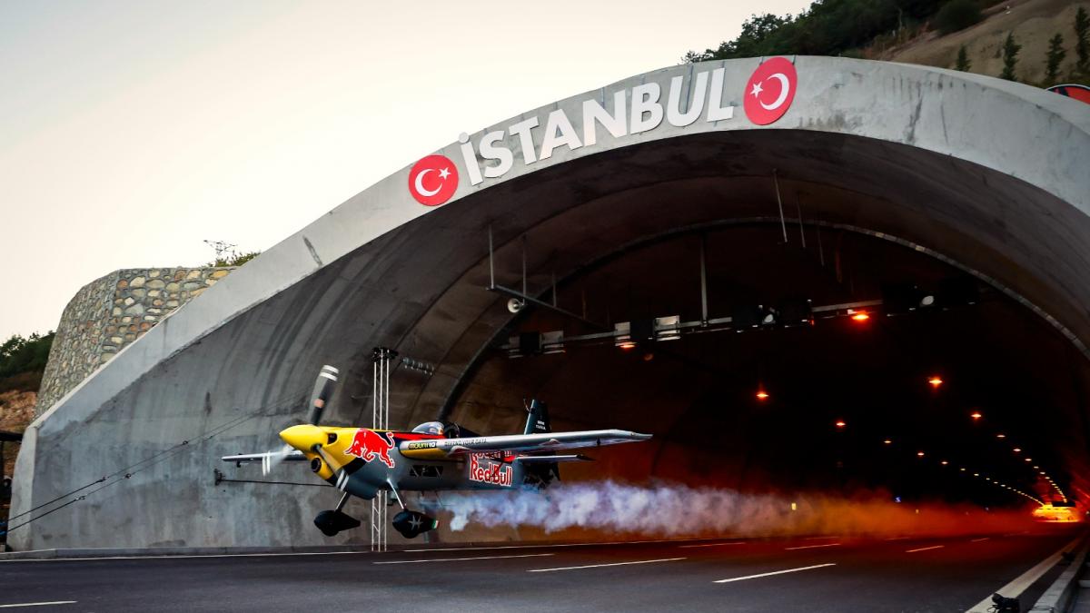 Un piloto de Red Bull pilota un avión a través de túneles por primera vez en la historia