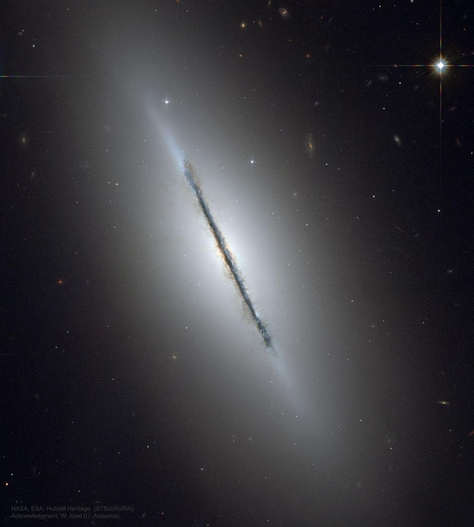 El Telescopio Espacial Hubble captura la la galaxia de disco NGC 5866