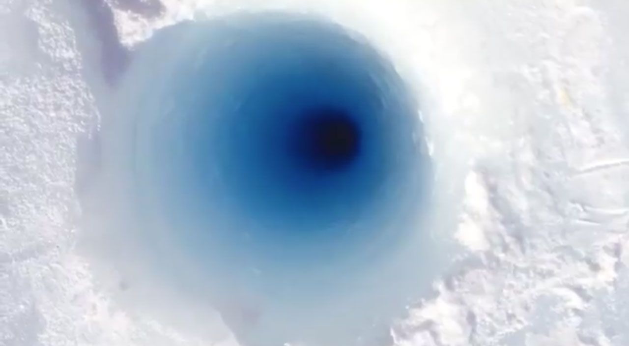 Dejar caer un trozo de hielo por un pozo de 90 metros en la Antártida suena mucho más genial de lo que esperábamos