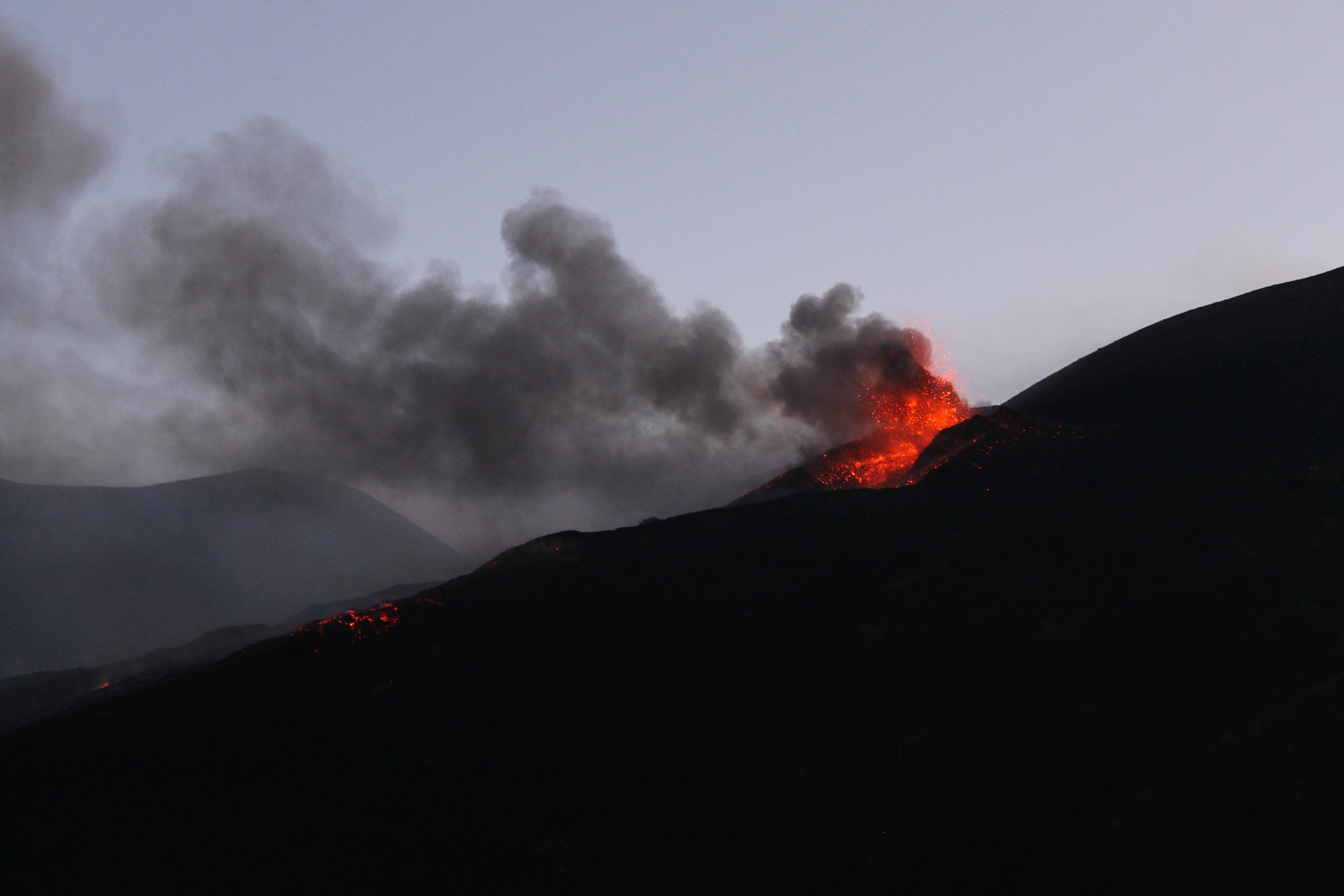 El volcán Etna ilumina la noche siciliana con una espectacular erupción